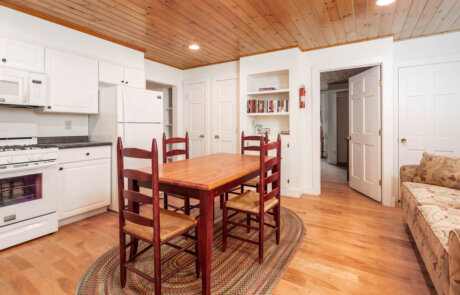 Farmhouse Down – Kitchenette